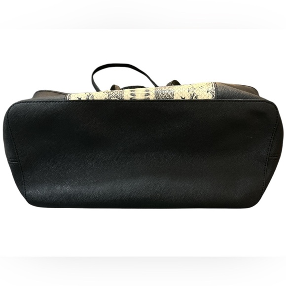 Michael Kors Large Travel Saffiano Leather Tote Snake Print and Black - Picture 6 of 6